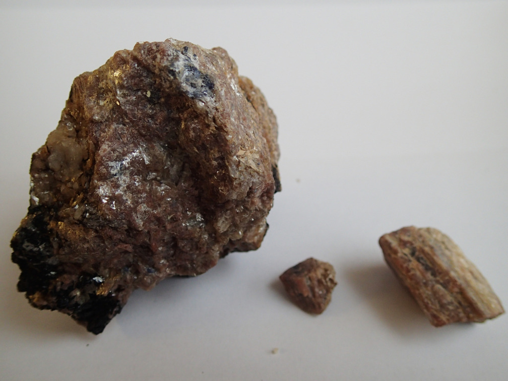 muskovit andaluzit safir