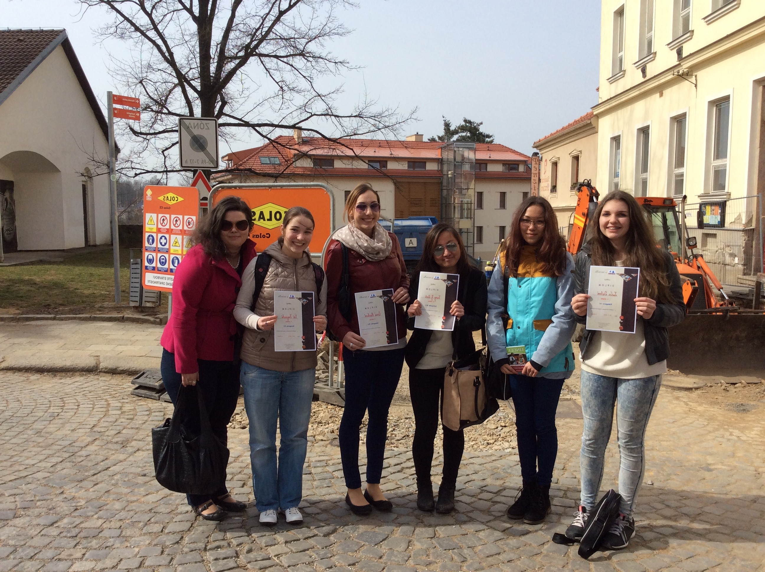 2015 03 25 Frj kraj Symbolická fotka s bagrem aneb jak jsme se prokopaly na republiku