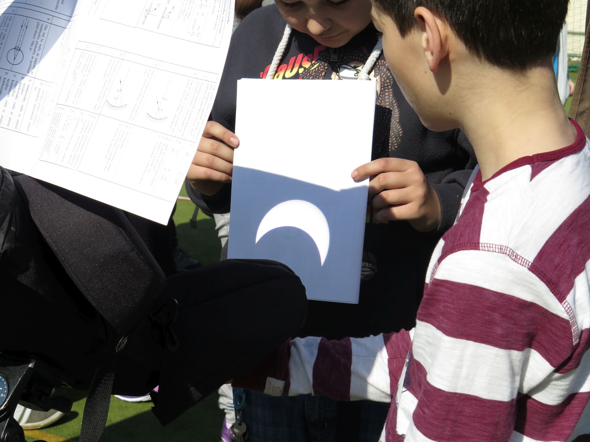 2015 03 Zatmění -  pozorování na Gymnáziu dr. A. Hrdličky Humpolec 020