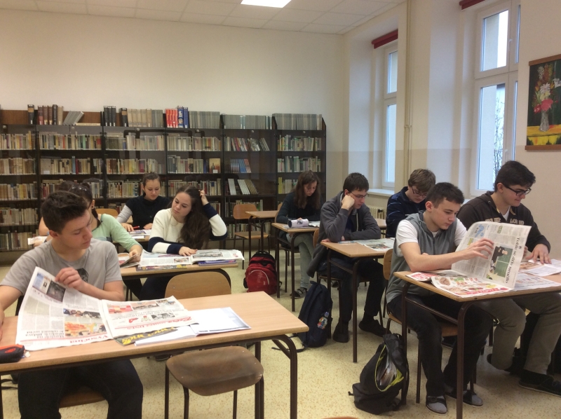 2015 11 studenti čtou a píší noviny 2 r