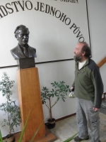 Pan profesor při rozhovoru s Alešem Hrdličkou